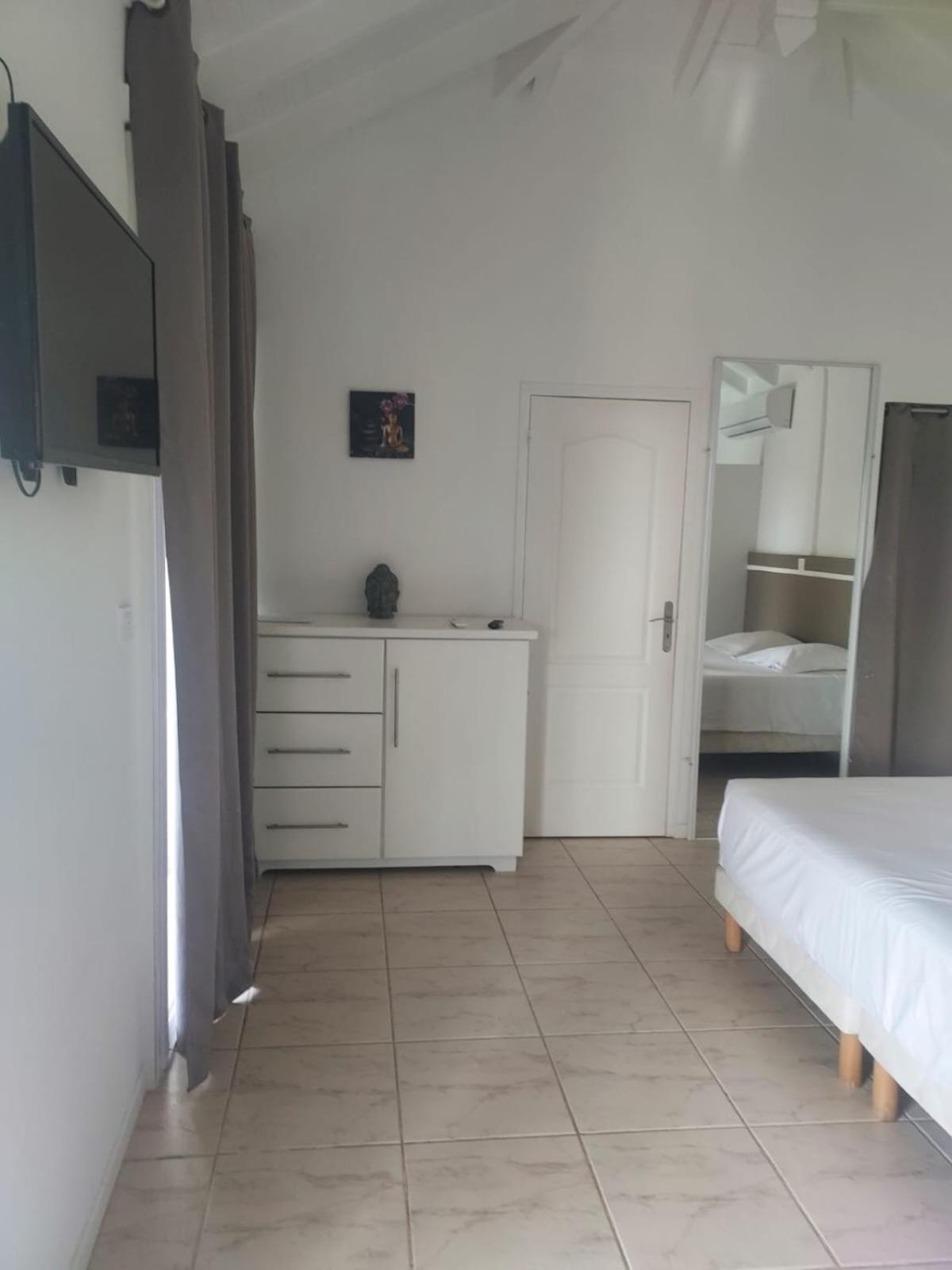 Location Dampierre Apartment เลอโกซิเยร์ ภายนอก รูปภาพ